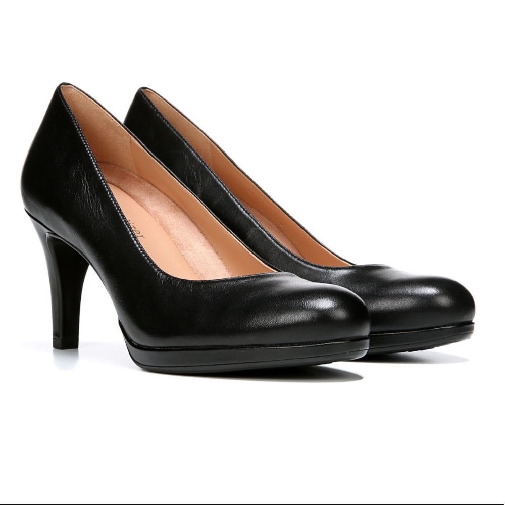 Comfy and classic Naturalizer heels wide width EUC